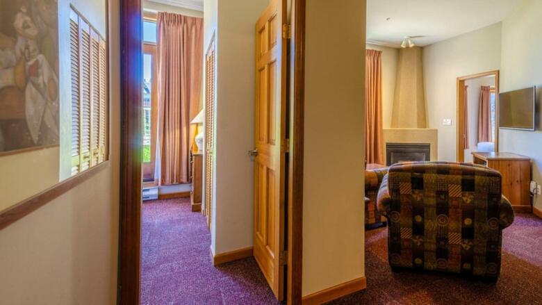 Nancy Greene's Cahilty Lodge - Hotel Room