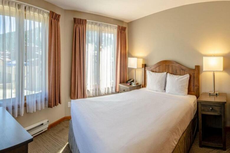 Nancy Greene's Cahilty Lodge - Hotel Room