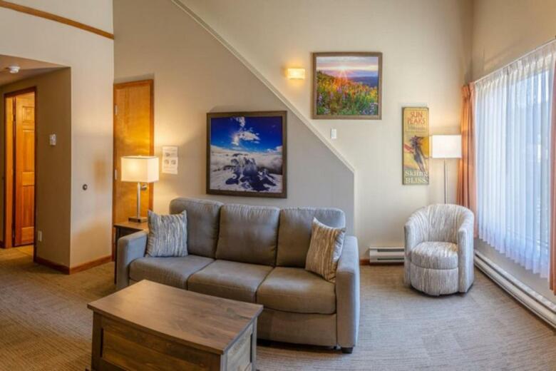 Nancy Greene's Cahilty Lodge - Hotel Room