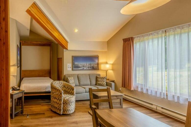 Nancy Greene's Cahilty Lodge - Hotel Room