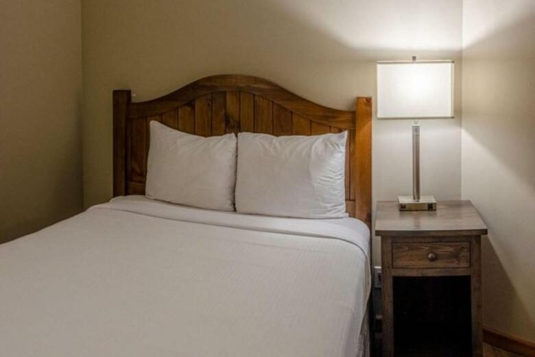 Nancy Greene's Cahilty Lodge - Hotel Room