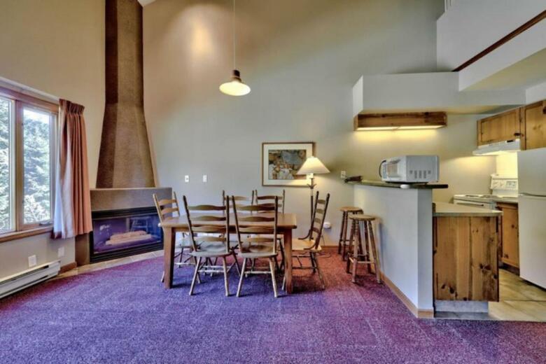 Nancy Greene's Cahilty Lodge - Hotel Room