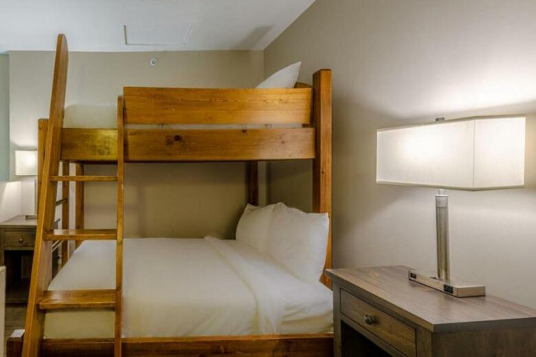 Nancy Greene's Cahilty Lodge - Hotel Room