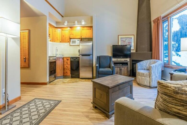 Nancy Greene's Cahilty Lodge - Hotel Room