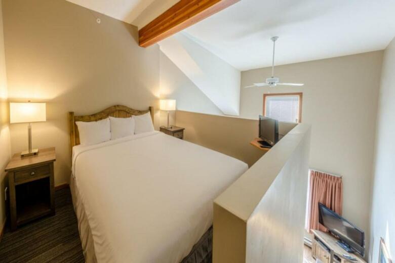 Nancy Greene's Cahilty Lodge - Hotel Room