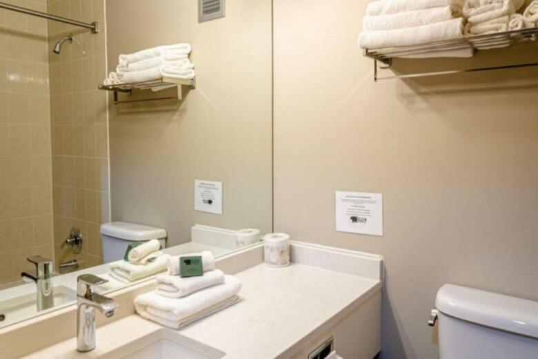 Nancy Greene's Cahilty Lodge - Hotel Room