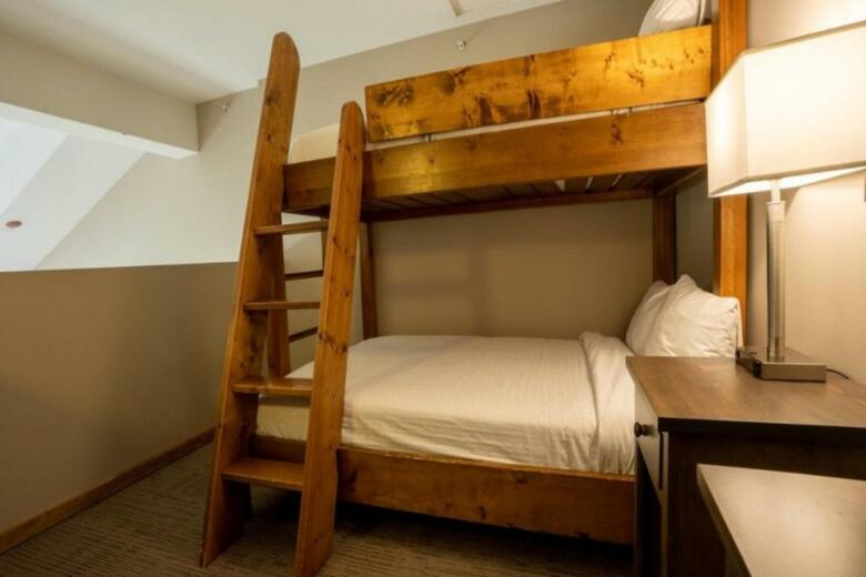 Nancy Greene's Cahilty Lodge - Hotel Room