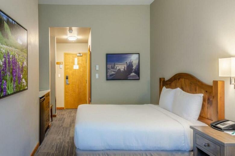 Nancy Greene's Cahilty Lodge - Hotel Room