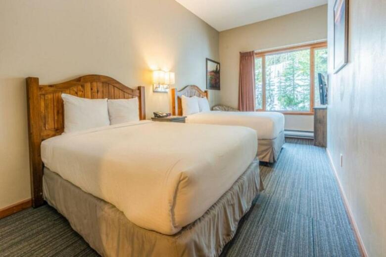 Nancy Greene's Cahilty Lodge - Hotel Room