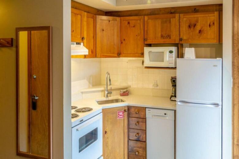 Nancy Greene's Cahilty Lodge - Hotel Room