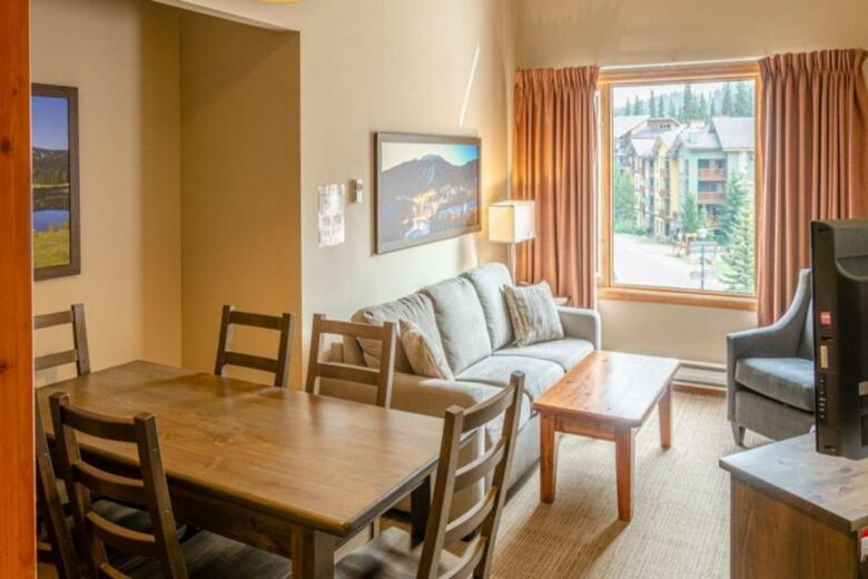 Nancy Greene's Cahilty Lodge - Hotel Room