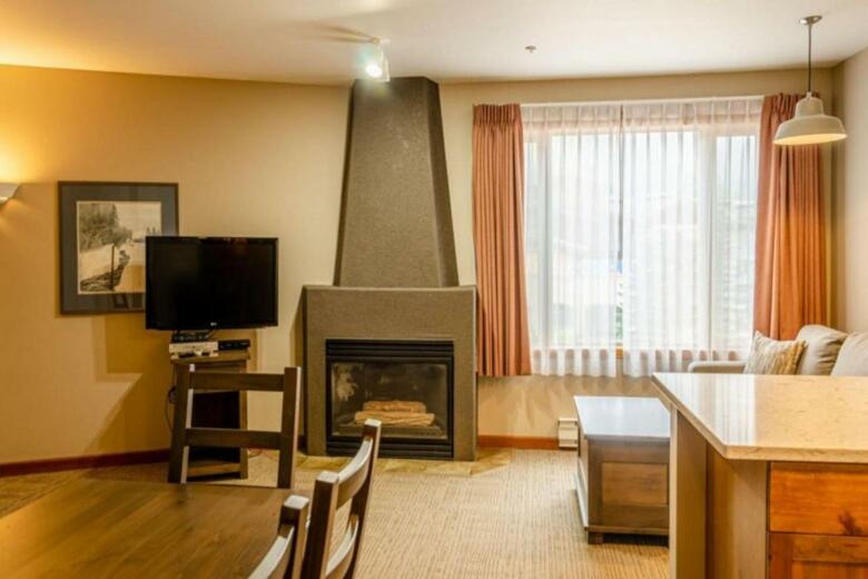 Nancy Greene's Cahilty Lodge - Hotel Room