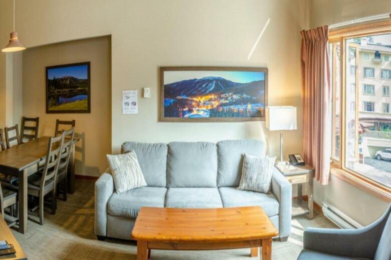 Nancy Greene's Cahilty Lodge - Hotel Room
