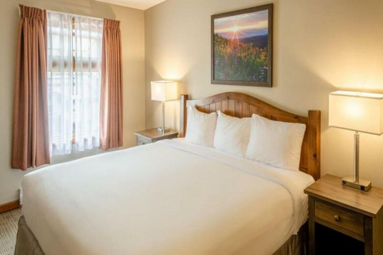 Nancy Greene's Cahilty Lodge - Hotel Room