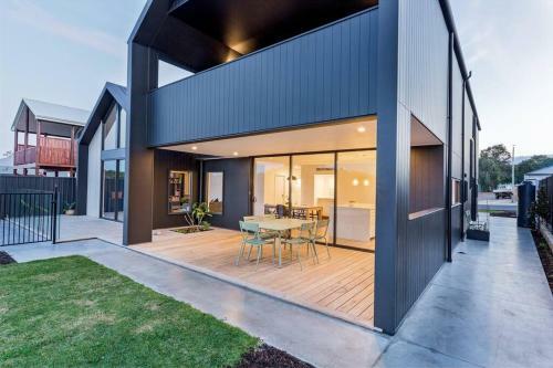 Space+light Lounge By Pool Walk To Town Beach