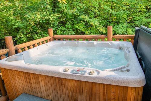 Cozy Mountain Retreat W/ Private Hot Tub