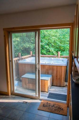Cozy Mountain Retreat W/ Private Hot Tub