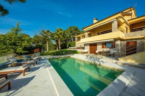 Beautiful Villa Barotul