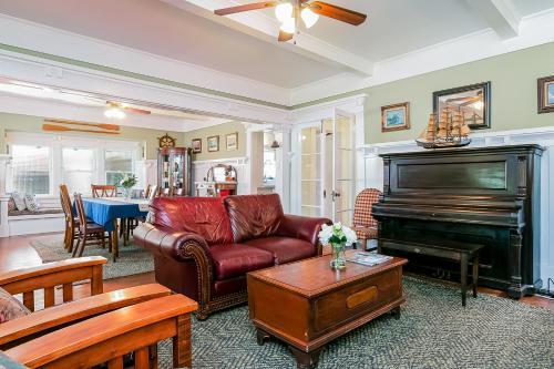 Old Yacht Club Inn