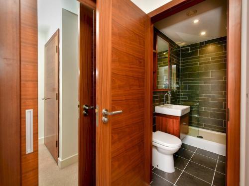 Pass The Keys Super Central Spacious 2 Bed Apartment With Parking