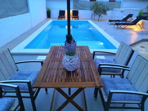 Cypress Tree Holiday Home - Sabunike Nin