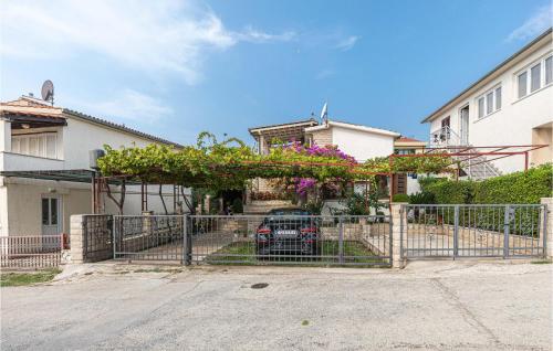 Nice Apartment In Zecevo Rogoznicko With 2 Bedrooms
