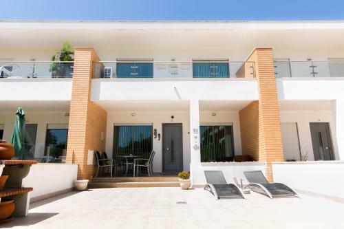 Apartamento Sunny Villa Facing The Swimming Pool
