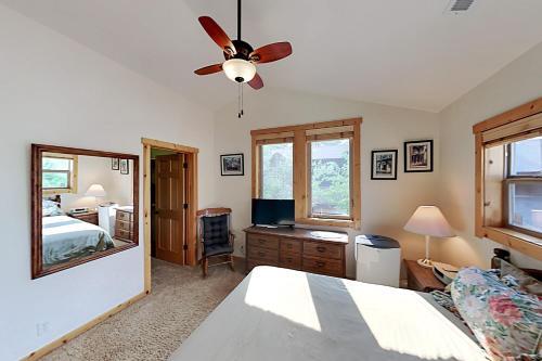 Lovely River Park Retreat