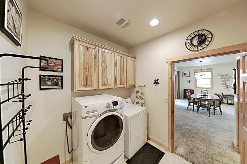 Lovely River Park Retreat