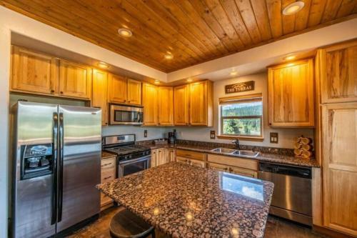 Stunning Panoramic Views Of The Mosquito Mountain Range - Gold Pan Cabin