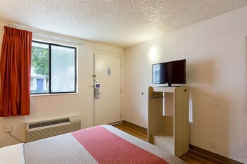 Motel 6 Baton Rouge East