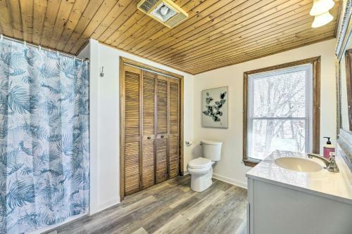 Pet-friendly Mystic Apartment Walk Downtown!