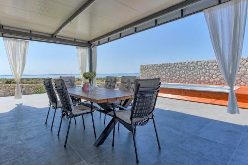 Holiday Home Ira- With Spa Pool