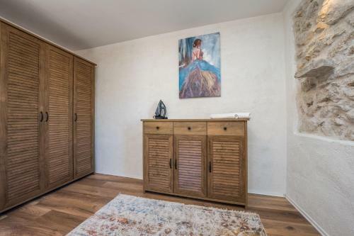 Roman Style Stone Villa Lux Solis