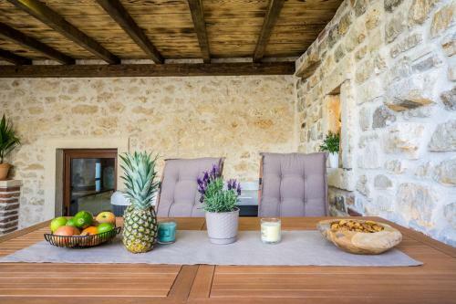 Roman Style Stone Villa Lux Solis