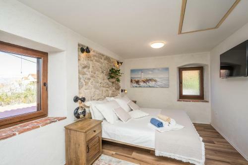 Roman Style Stone Villa Lux Solis