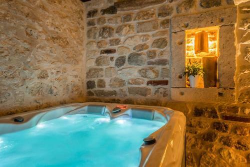Roman Style Stone Villa Lux Solis