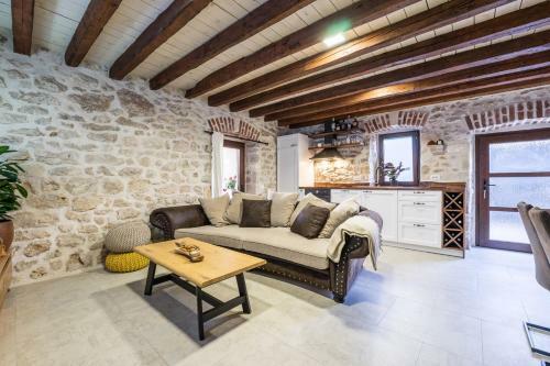 Roman Style Stone Villa Lux Solis