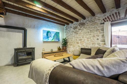 Roman Style Stone Villa Lux Solis