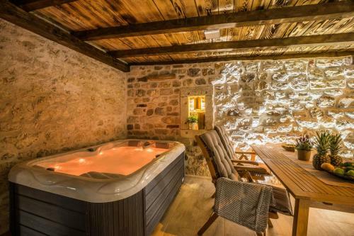 Roman Style Stone Villa Lux Solis