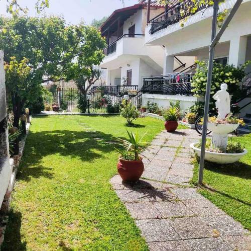 Indigo Beachfront Apartment With Garden