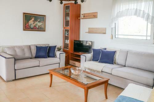 Indigo Beachfront Apartment With Garden