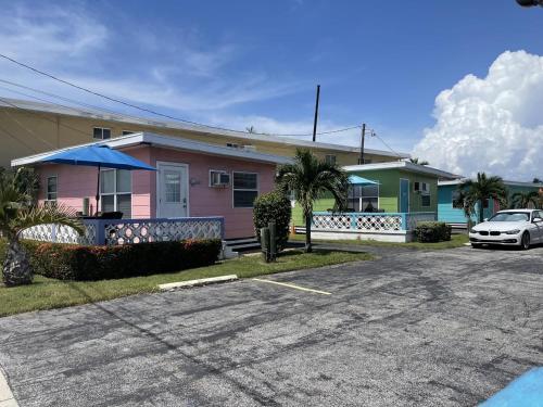 Holiday Court 01 - Surfside