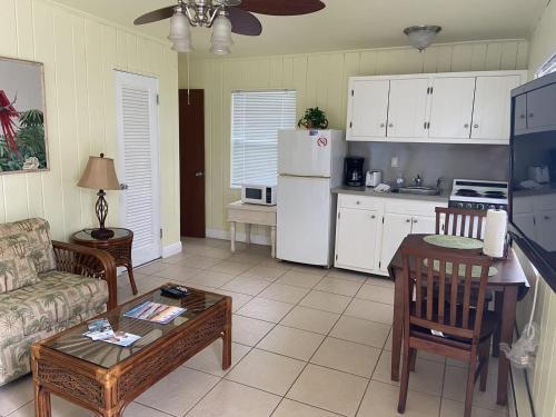 Holiday Court 01 - Surfside