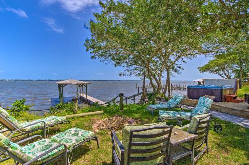 Waterfront Villa With Deck And Dolphin Watching!