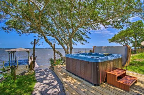 Riverfront Villa With Hot Tub And Fire Pit Access