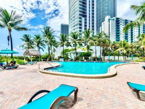 Modern 1 Bedroom Apartment W/ Hated Pool!!