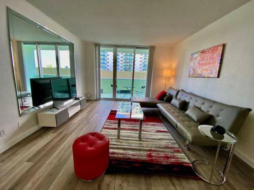Modern 1 Bedroom Apartment W/ Hated Pool!!