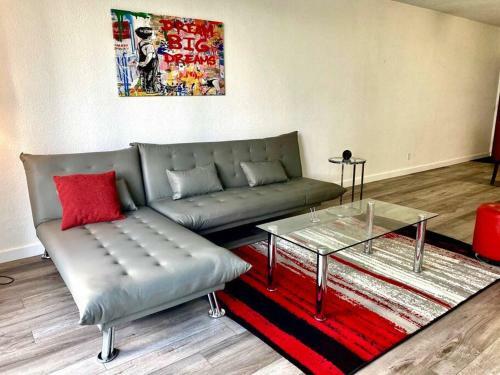 Modern 1 Bedroom Apartment W/ Hated Pool!!