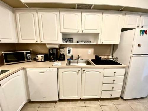 Modern 1 Bedroom Apartment W/ Hated Pool!!